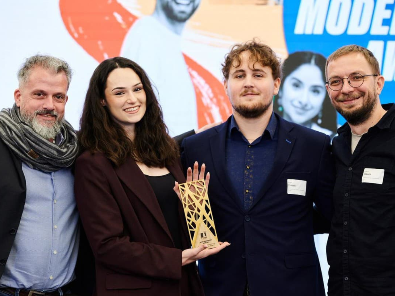 Naši kreatívci priniesli zlato z Bruselu. Klaudia a Jozef vyhrali s projektom „Pi menej, zaži viac“