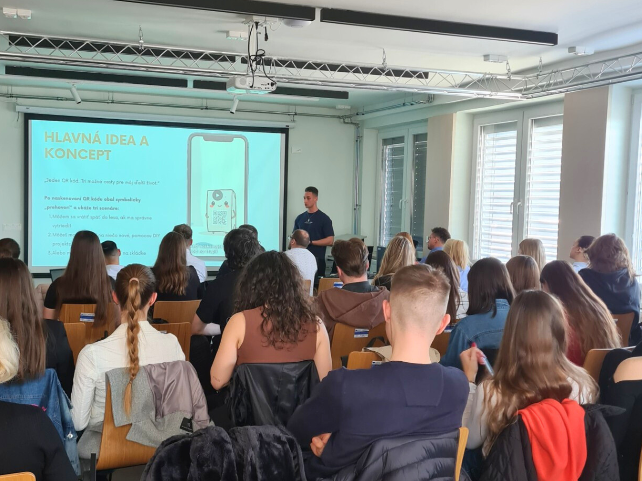 Študentky a študenti FMK predstavili marketingové riešenia pre reálne firmy a získali spätnú väzbu od ľudí z praxe