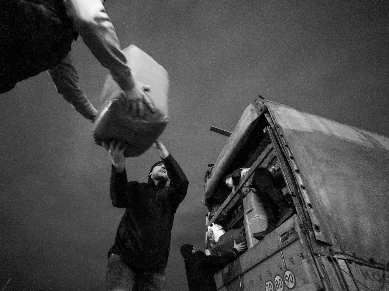 Sú svedkami vojny, pomáhajú v teréne. O Ukrajine na FMK porozprávajú fotograf Frič a reportérka Šípošová