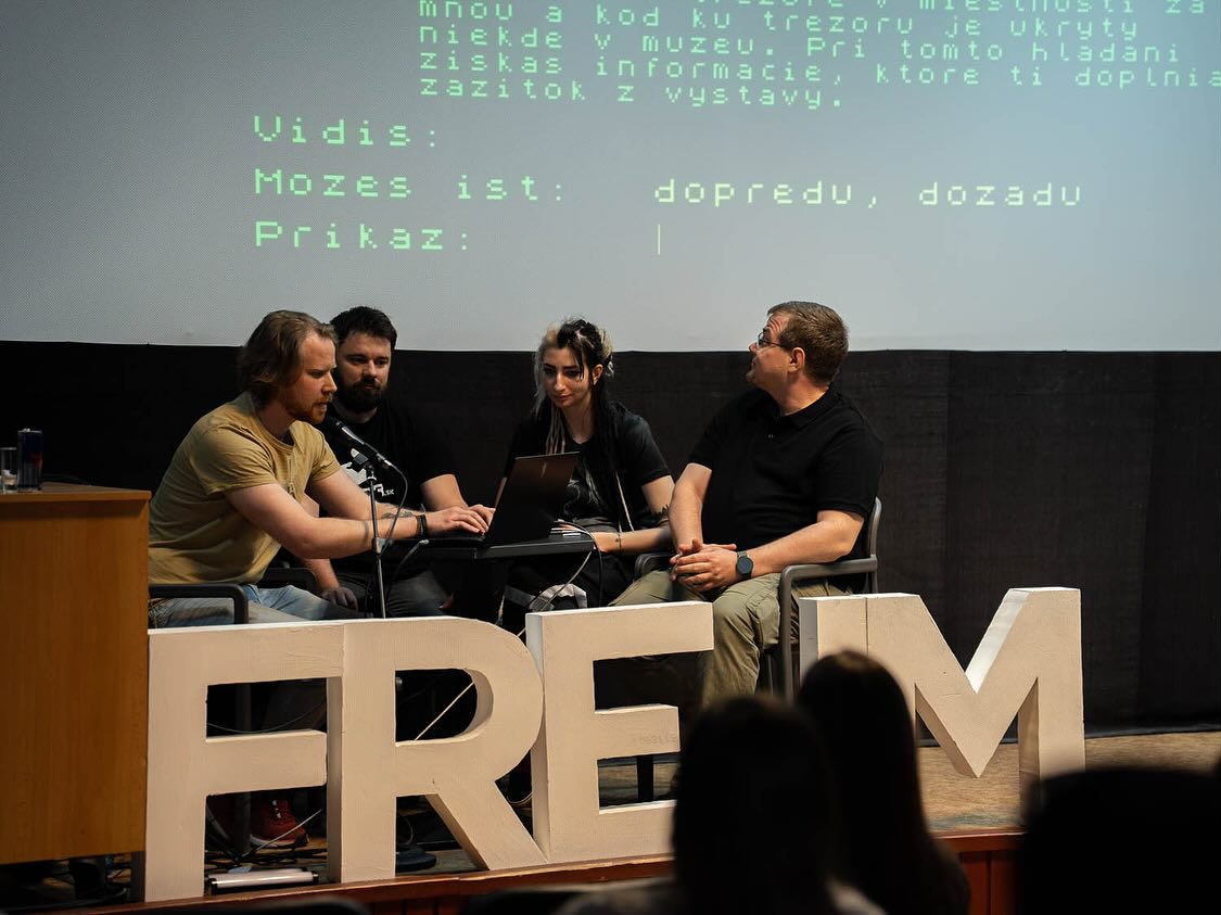 Vžite sa do investigatívnej novinárky či kapybary. Zahrajte si študentské hry z FREJM-u